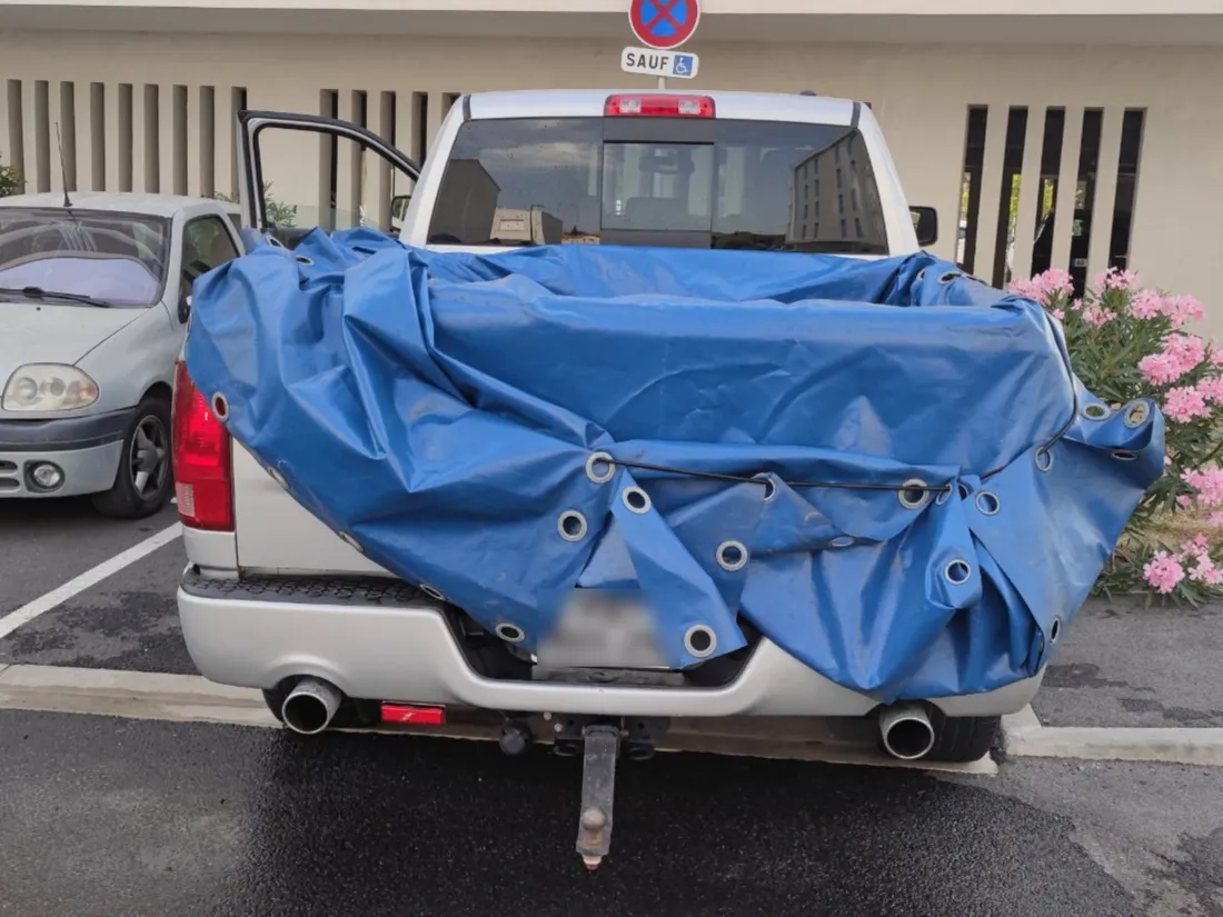 Le pick-up intercepté, avec une bache en guise de piscine à l'arrière.